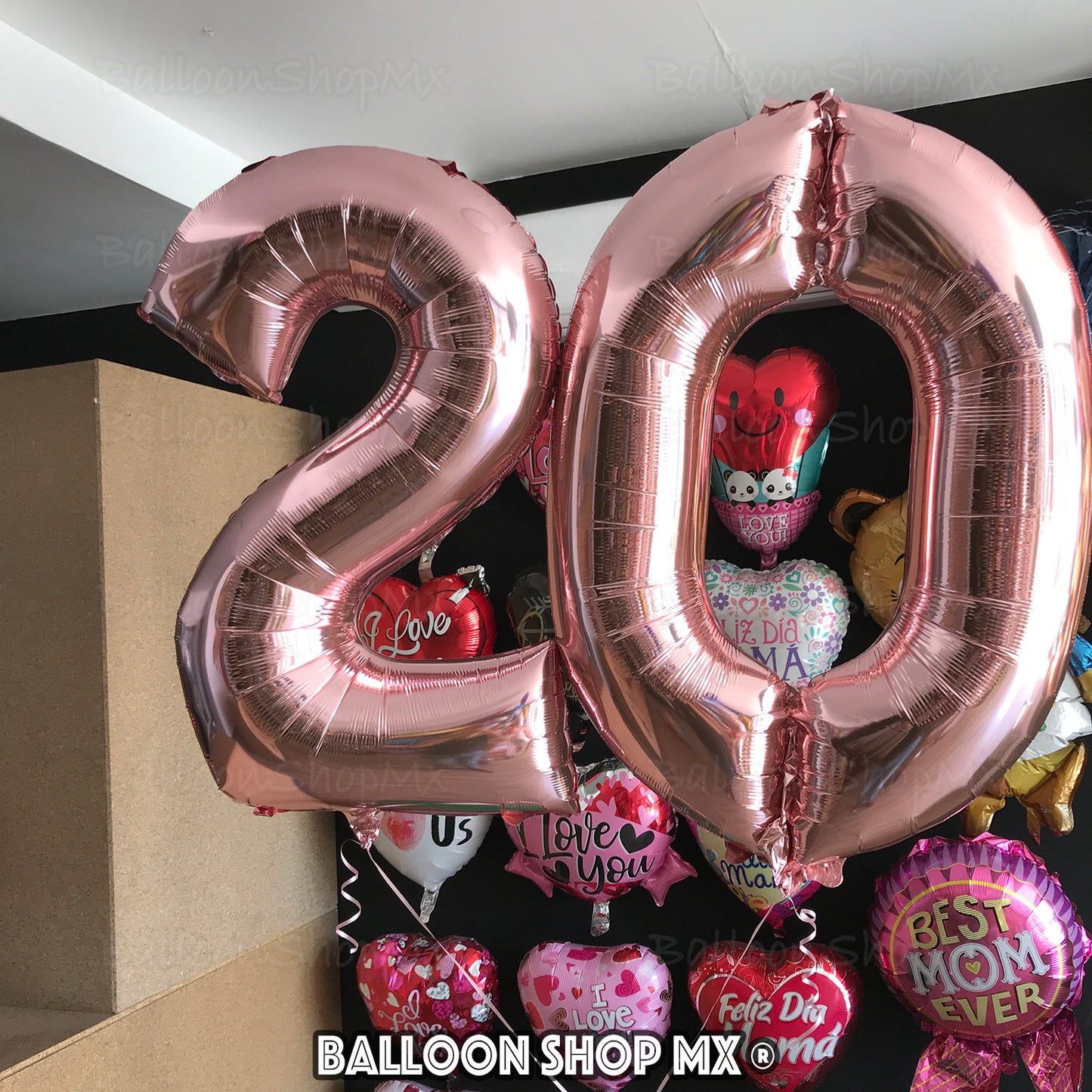 Números grandes en oro rosa