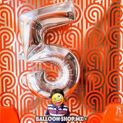 Números gigantes en plata