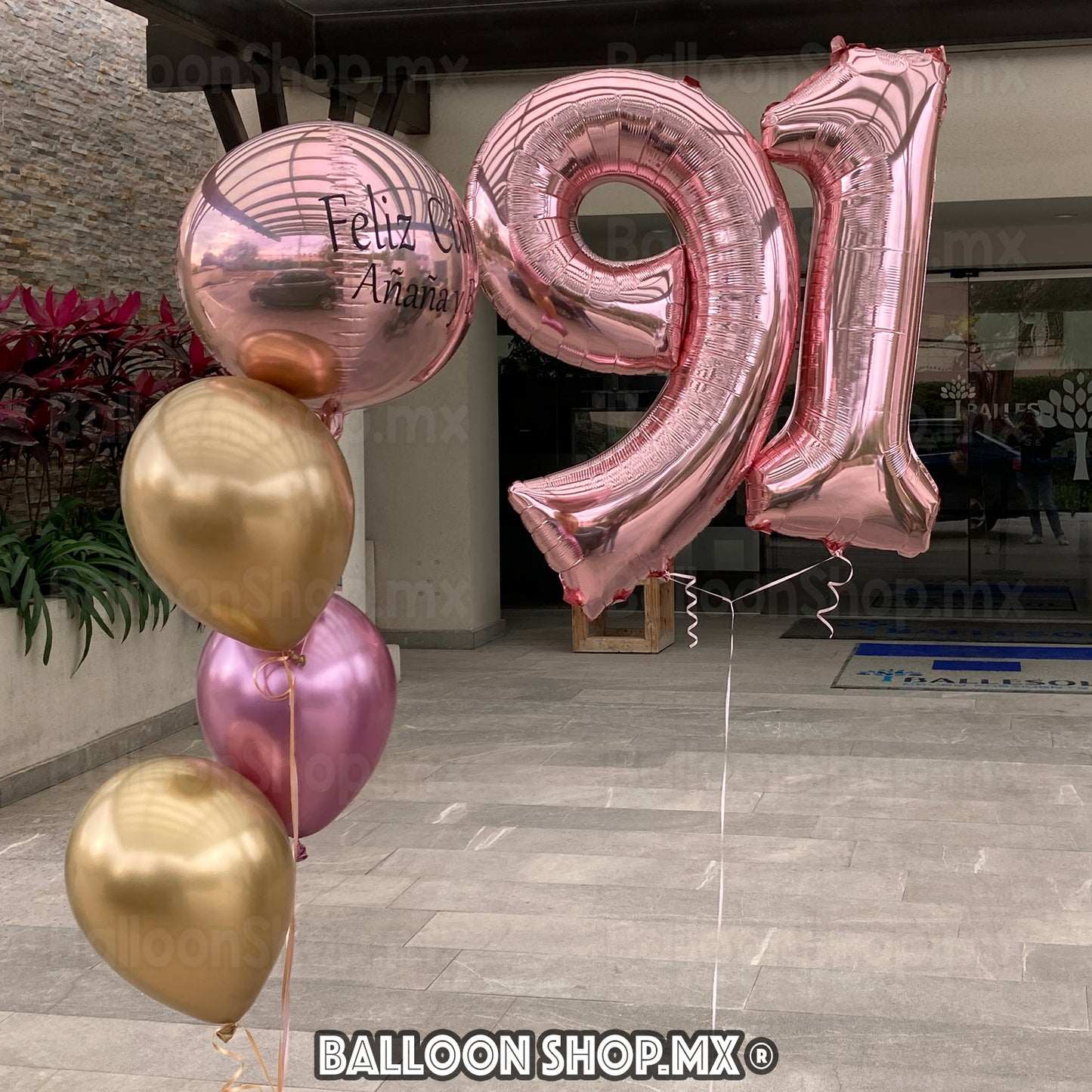 Números grandes en oro rosa